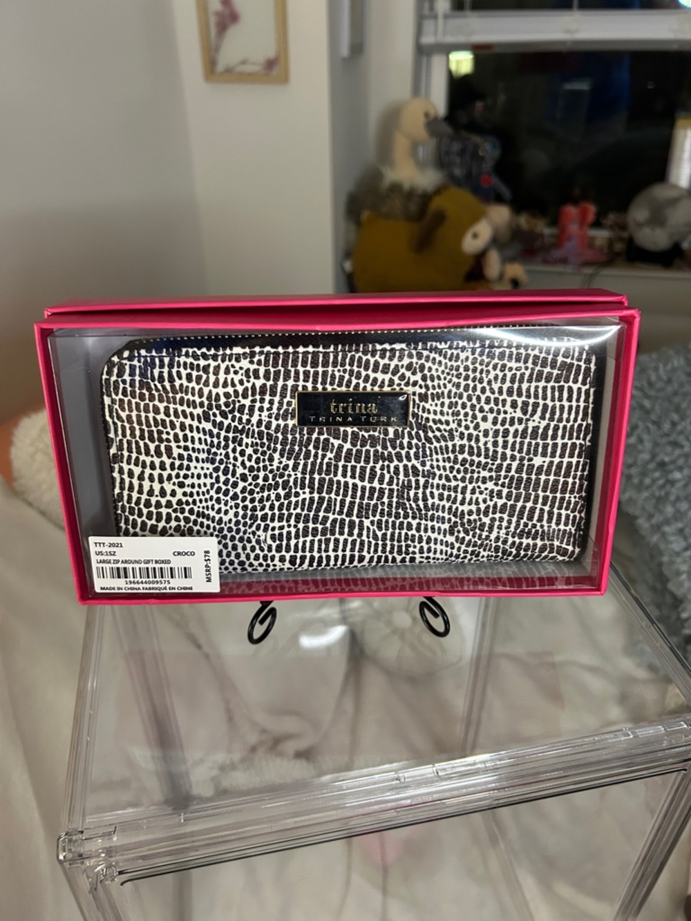 Trina Turk Black/White Croc Embossed Vegan Leather Zip Wallet 4”x 7.5” NWT - Picture 7 of 7